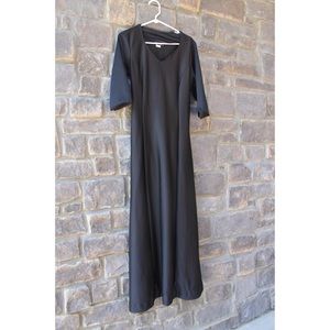 Floorlength Black Dress with 2 Sleeves